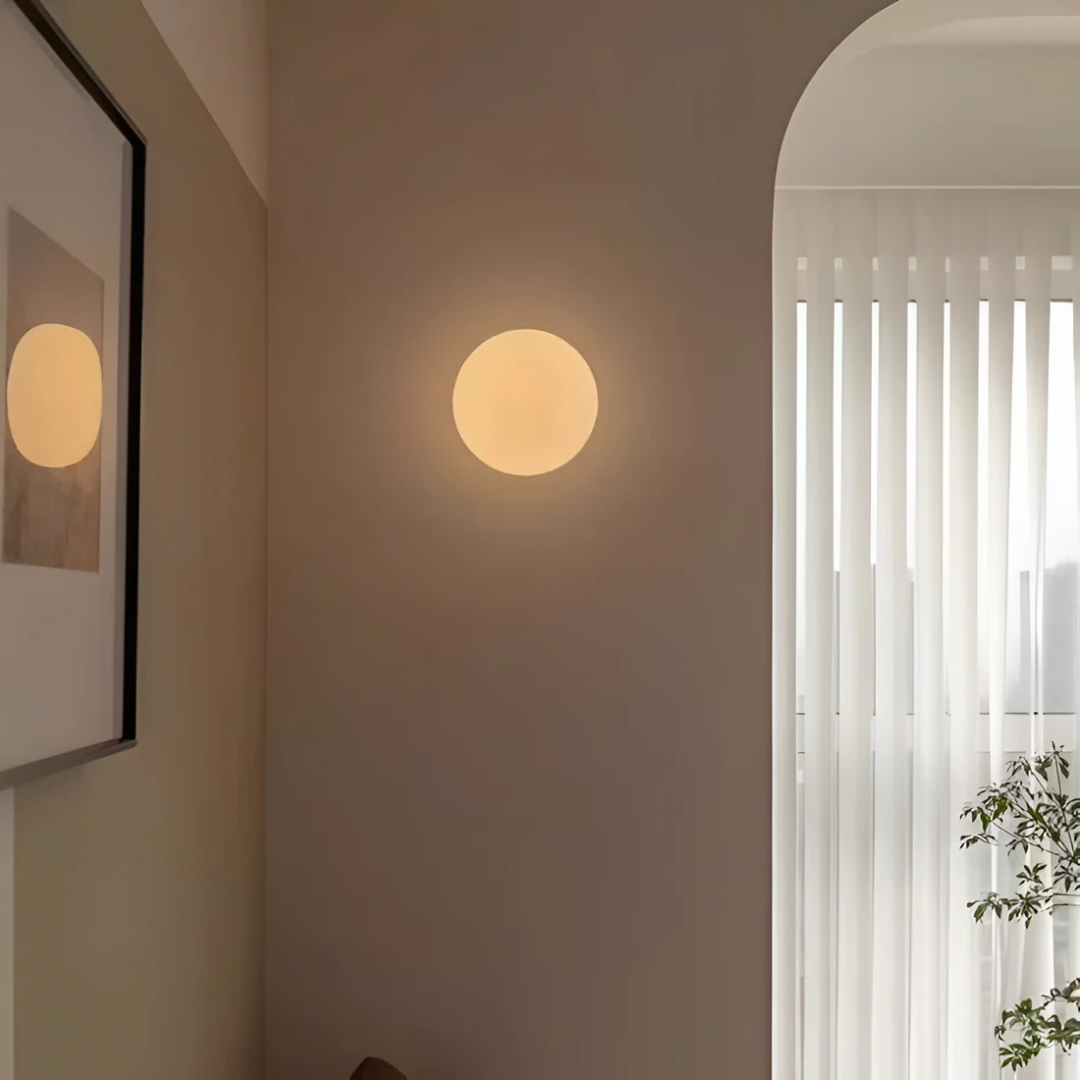 Kulatá skleněná nástěnná lampa v minimalistickém provedení