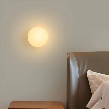 Kulatá skleněná nástěnná lampa v minimalistickém provedení