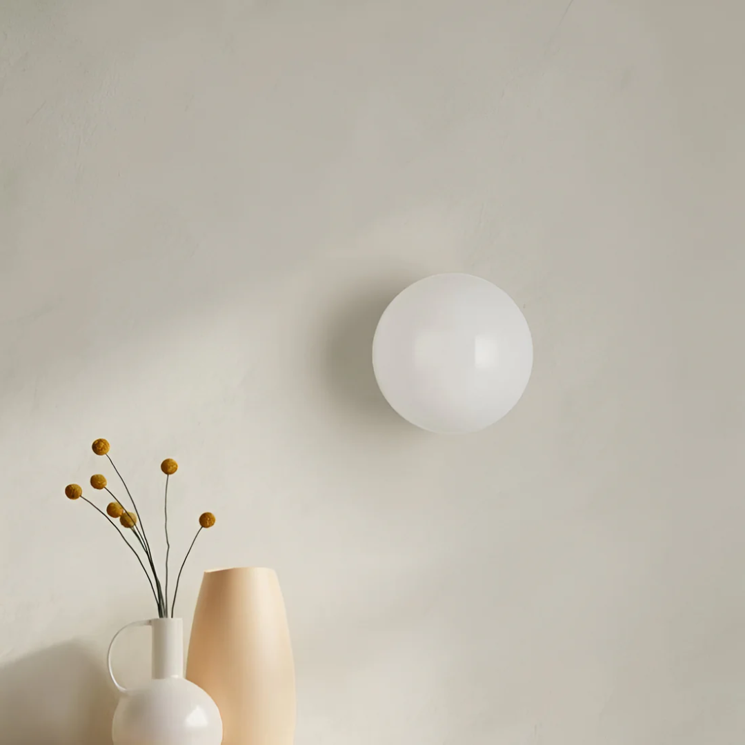 Kulatá skleněná nástěnná lampa v minimalistickém provedení