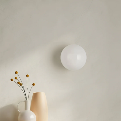 Kulatá skleněná nástěnná lampa v minimalistickém provedení