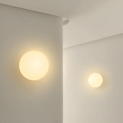 Kulatá skleněná nástěnná lampa v minimalistickém provedení