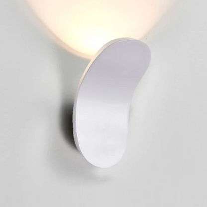 Minimalistická LED nástěnná lampa z kovu
