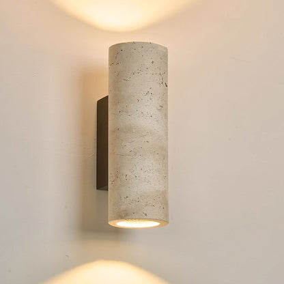 Nástěnná lampa z cementu a dřeva s válcovým stínidlem