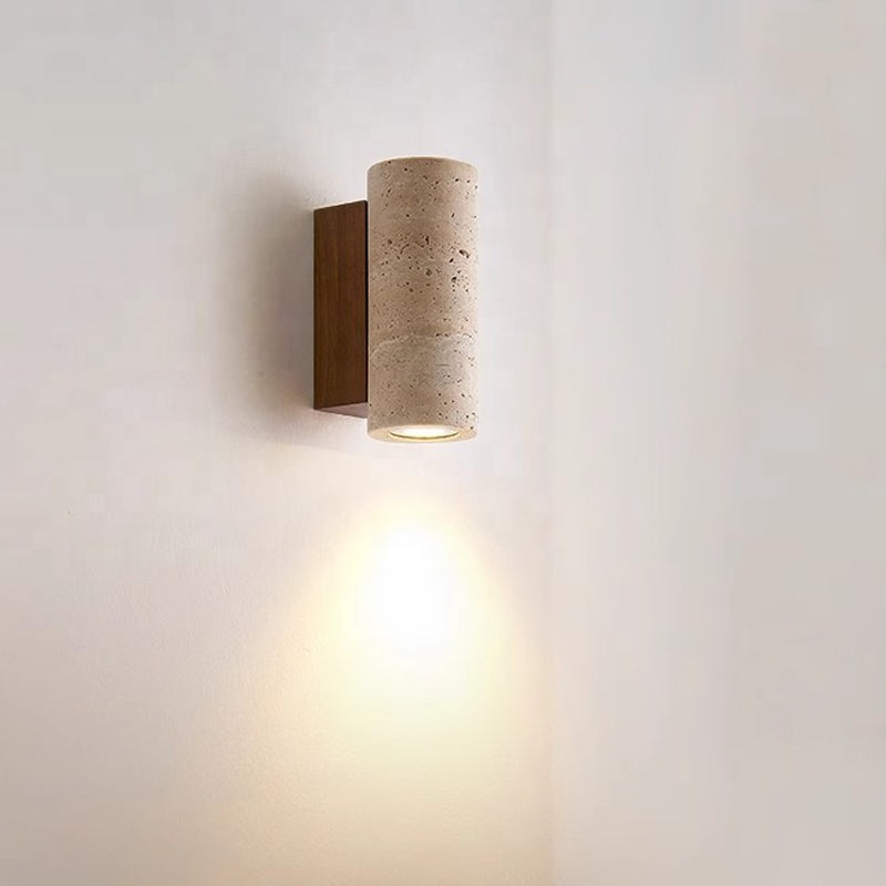 Nástěnná lampa z cementu a dřeva s válcovým stínidlem