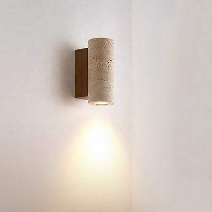 Nástěnná lampa z cementu a dřeva s válcovým stínidlem