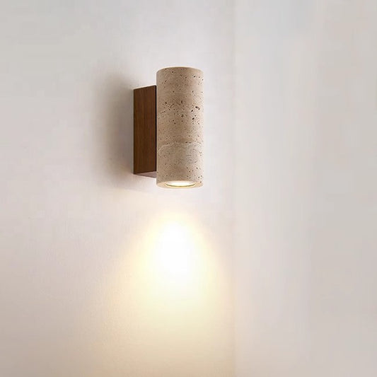 Nástěnná lampa z cementu a dřeva s válcovým stínidlem