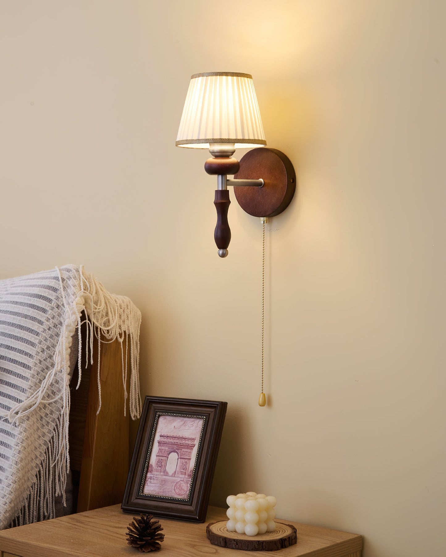 Nástěnná lampa z dřeva a látky s tažnou šňůrou