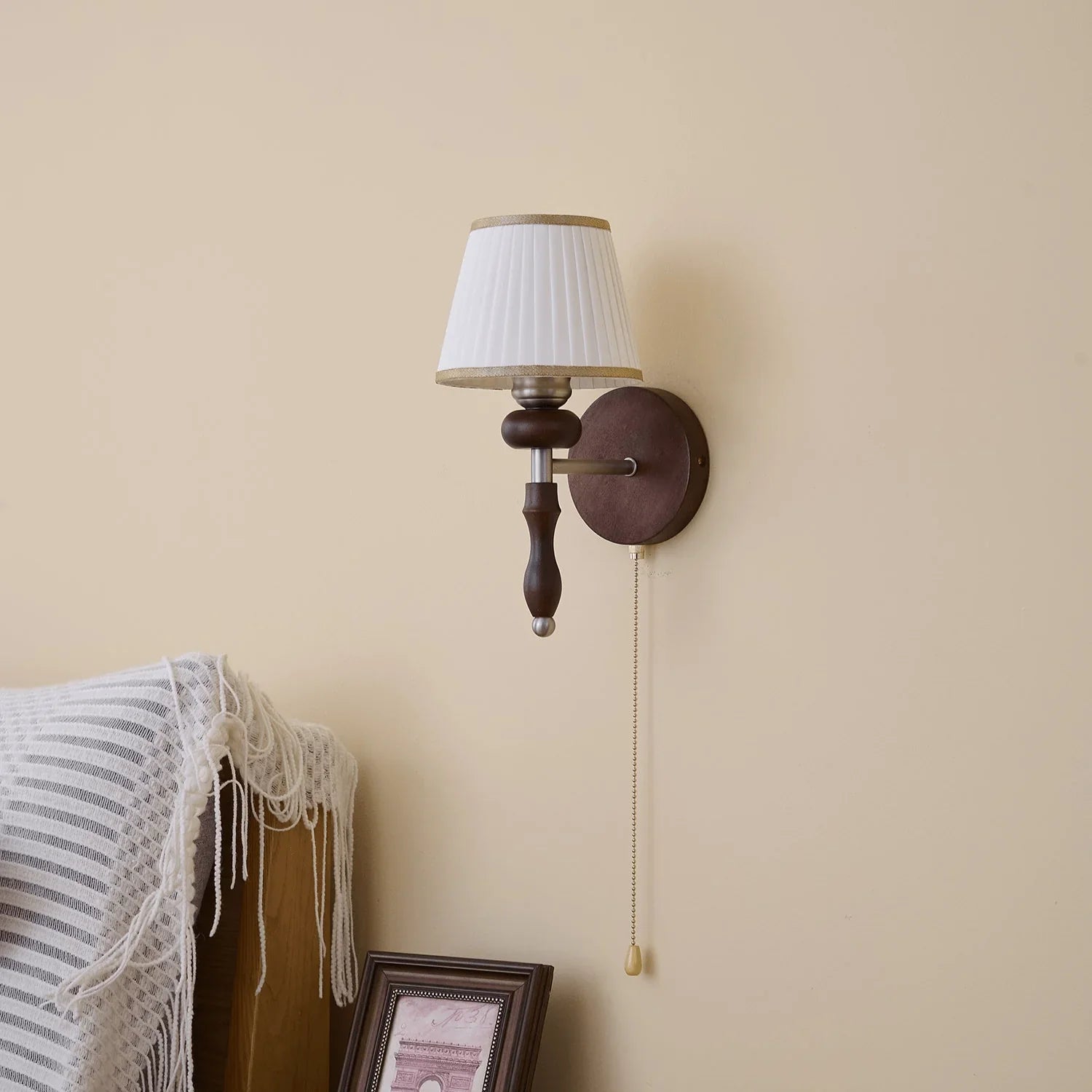 Nástěnná lampa z dřeva a látky s tažnou šňůrou