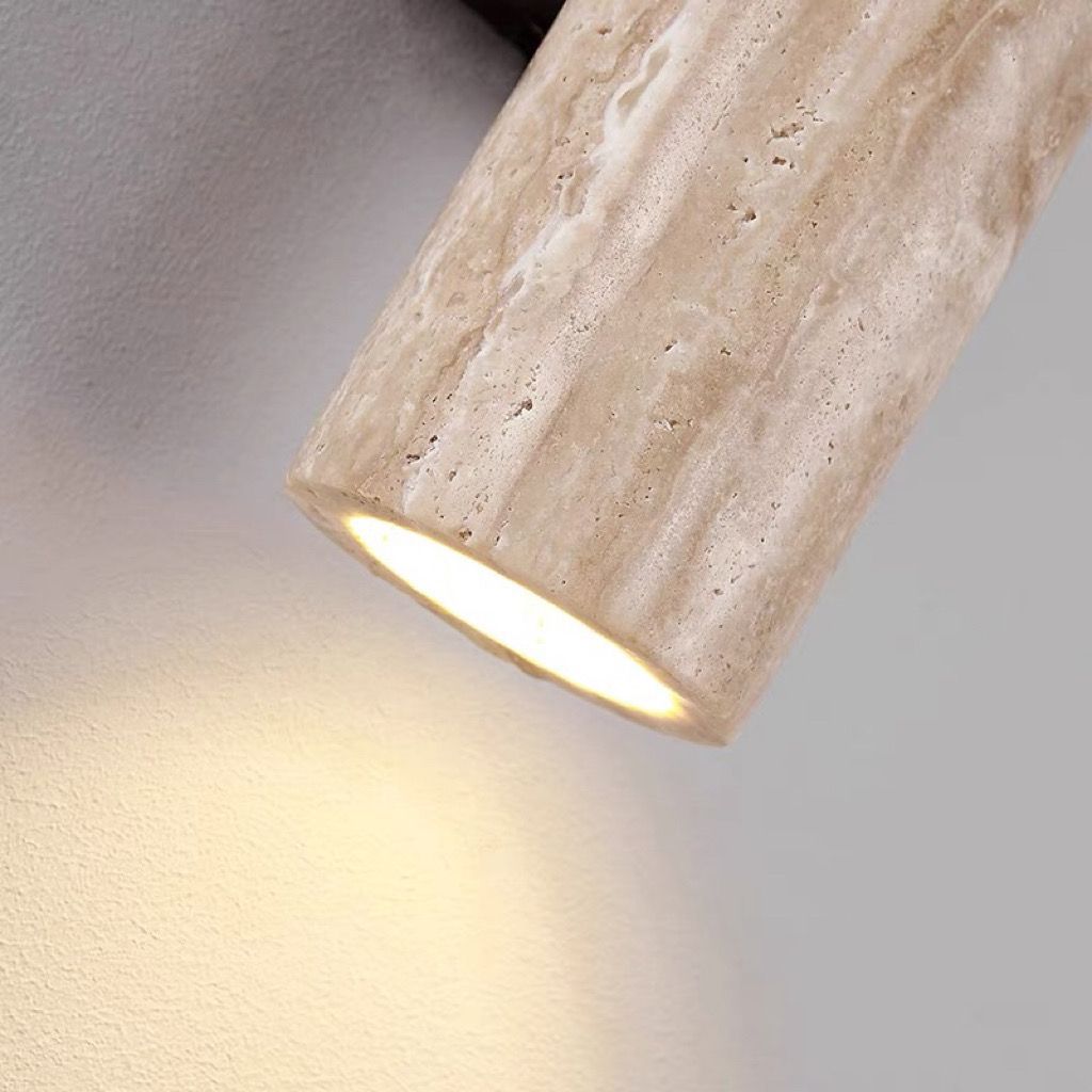 Nástěnná lampa z travertinu a ořechového dřeva s válcovým stínidlem