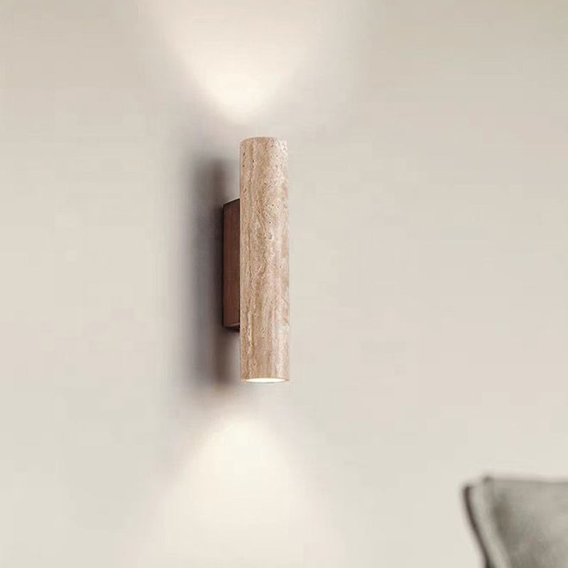 Nástěnná lampa z travertinu a ořechového dřeva s válcovým stínidlem