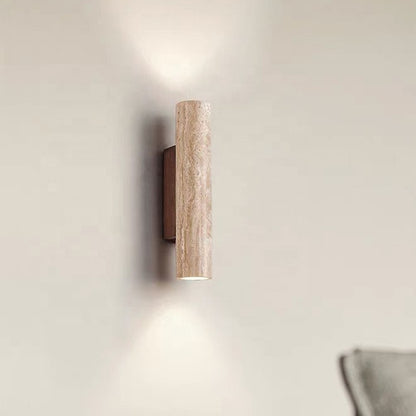 Nástěnná lampa z travertinu a ořechového dřeva s válcovým stínidlem