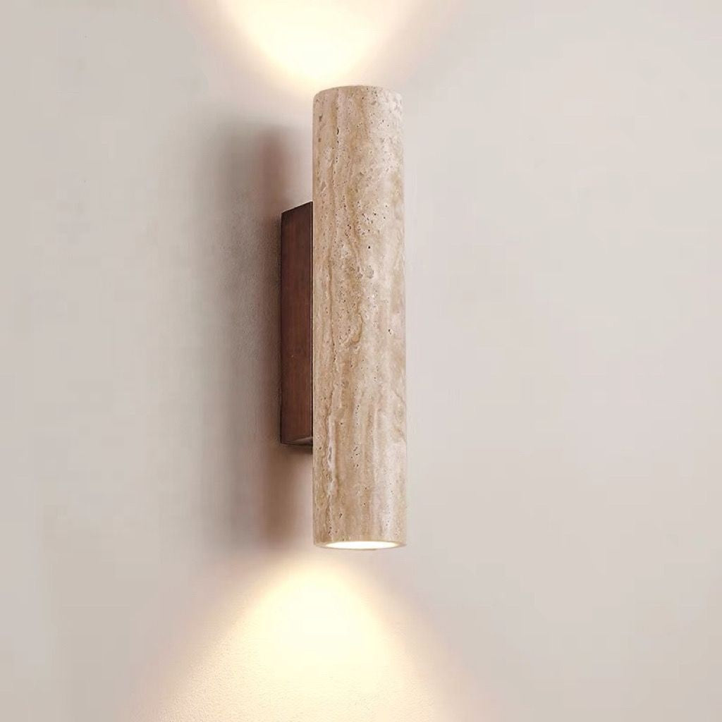 Nástěnná lampa z travertinu a ořechového dřeva s válcovým stínidlem