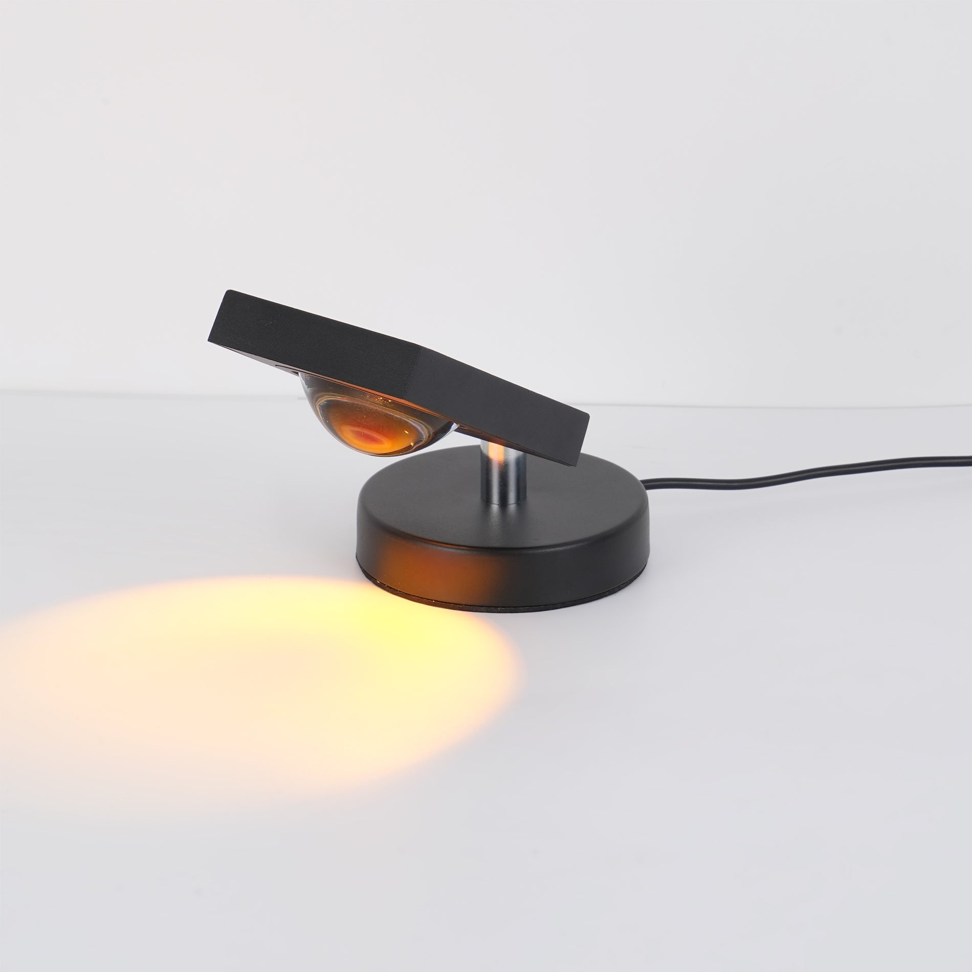 Stolní lampa Color Halo s projekcí kruhového světla