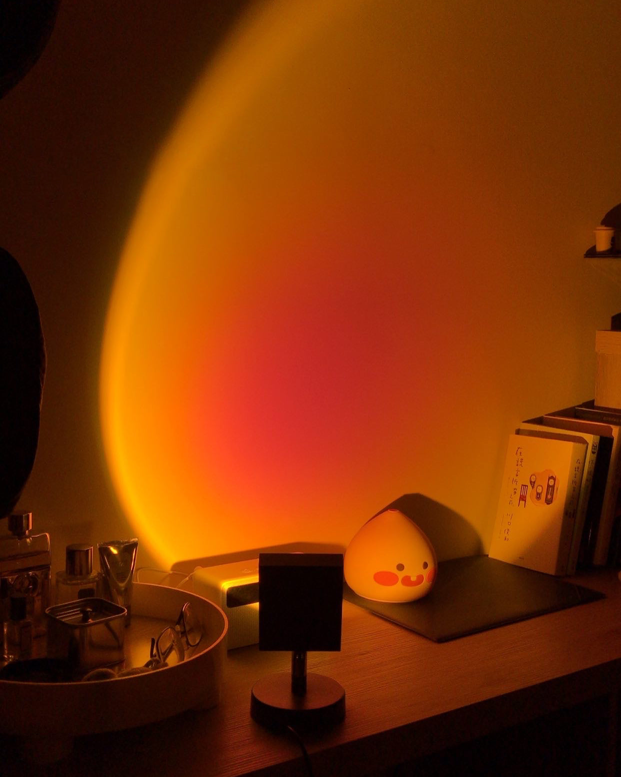 Stolní lampa Color Halo s projekcí kruhového světla