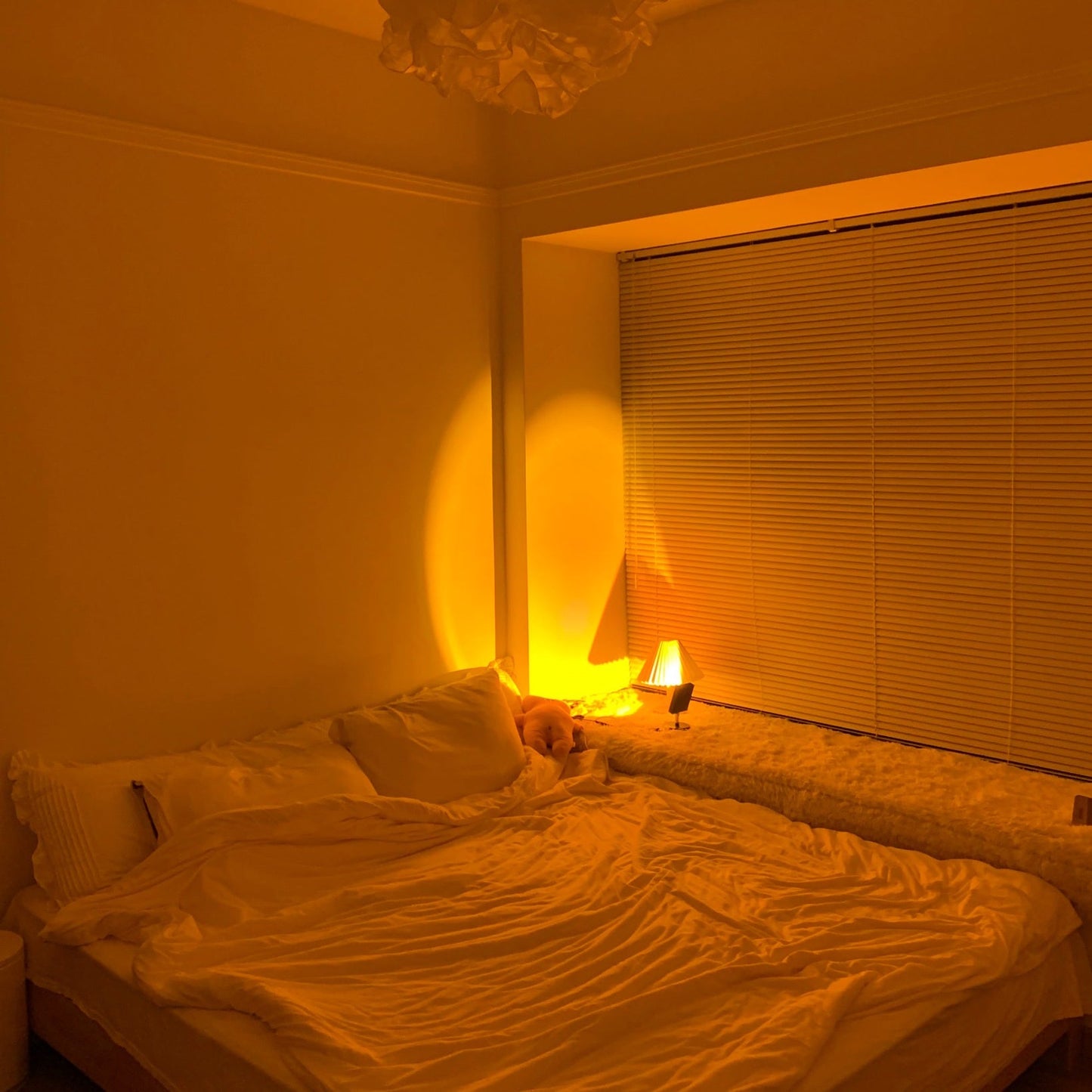 Stolní lampa Color Halo s projekcí kruhového světla