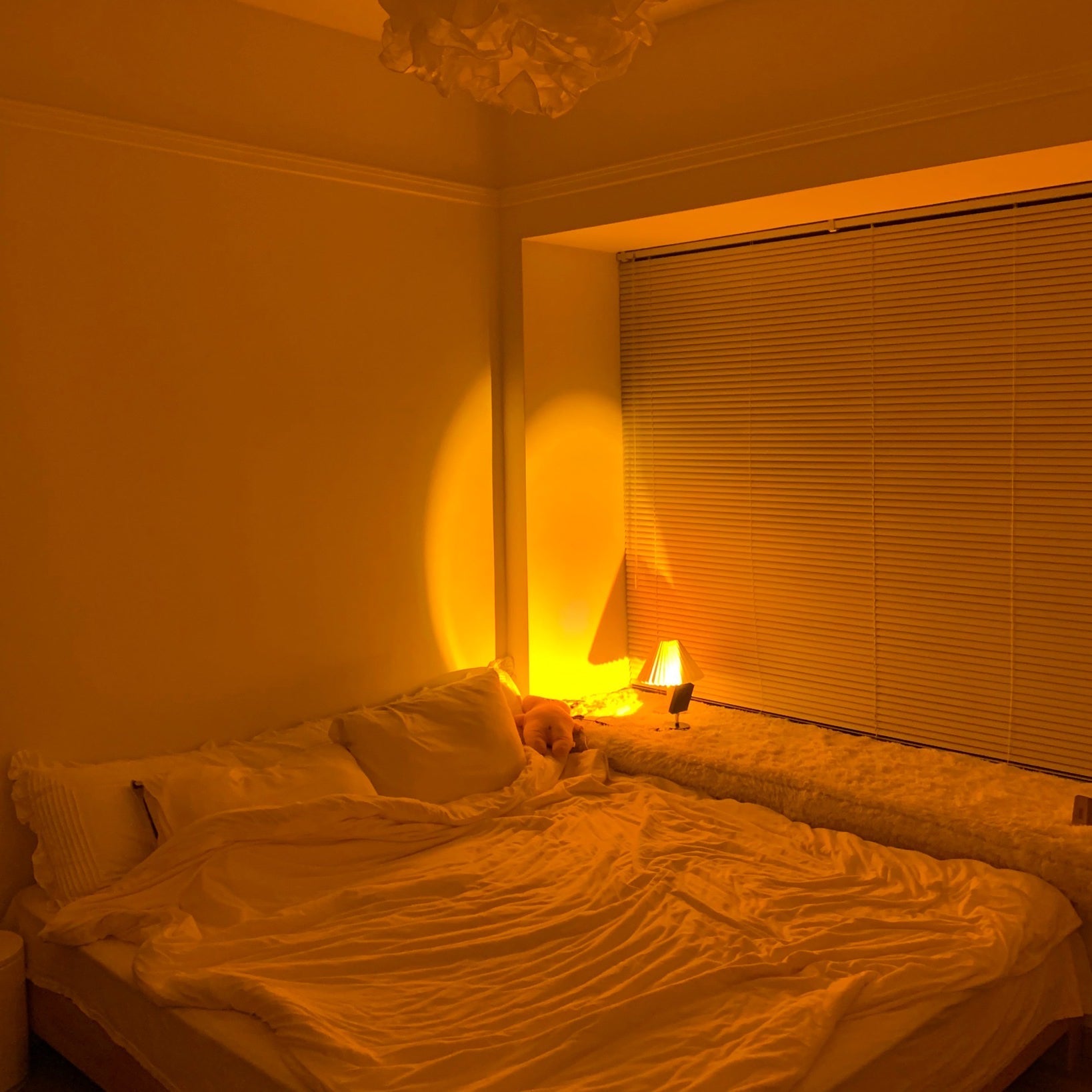 Stolní lampa Color Halo s projekcí kruhového světla