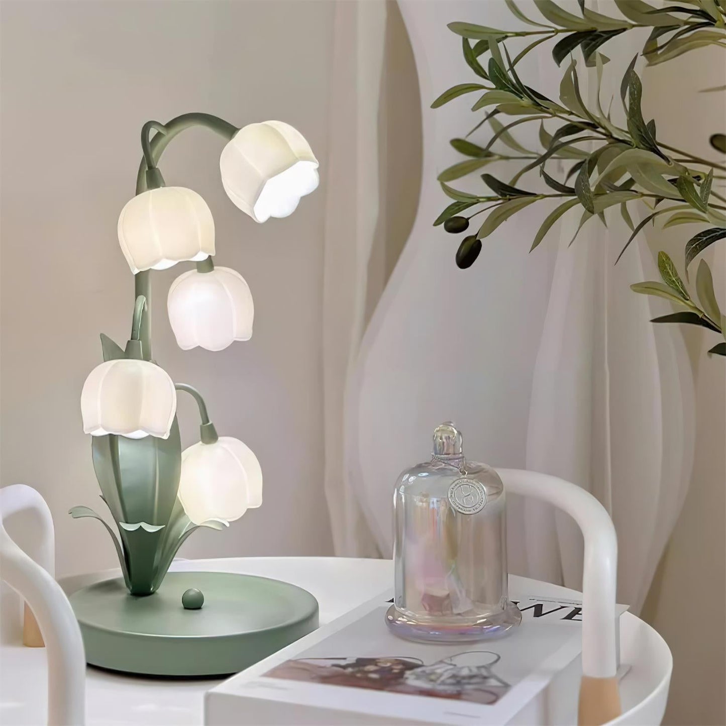 Stolní lampa Green Lily s květinovým designem