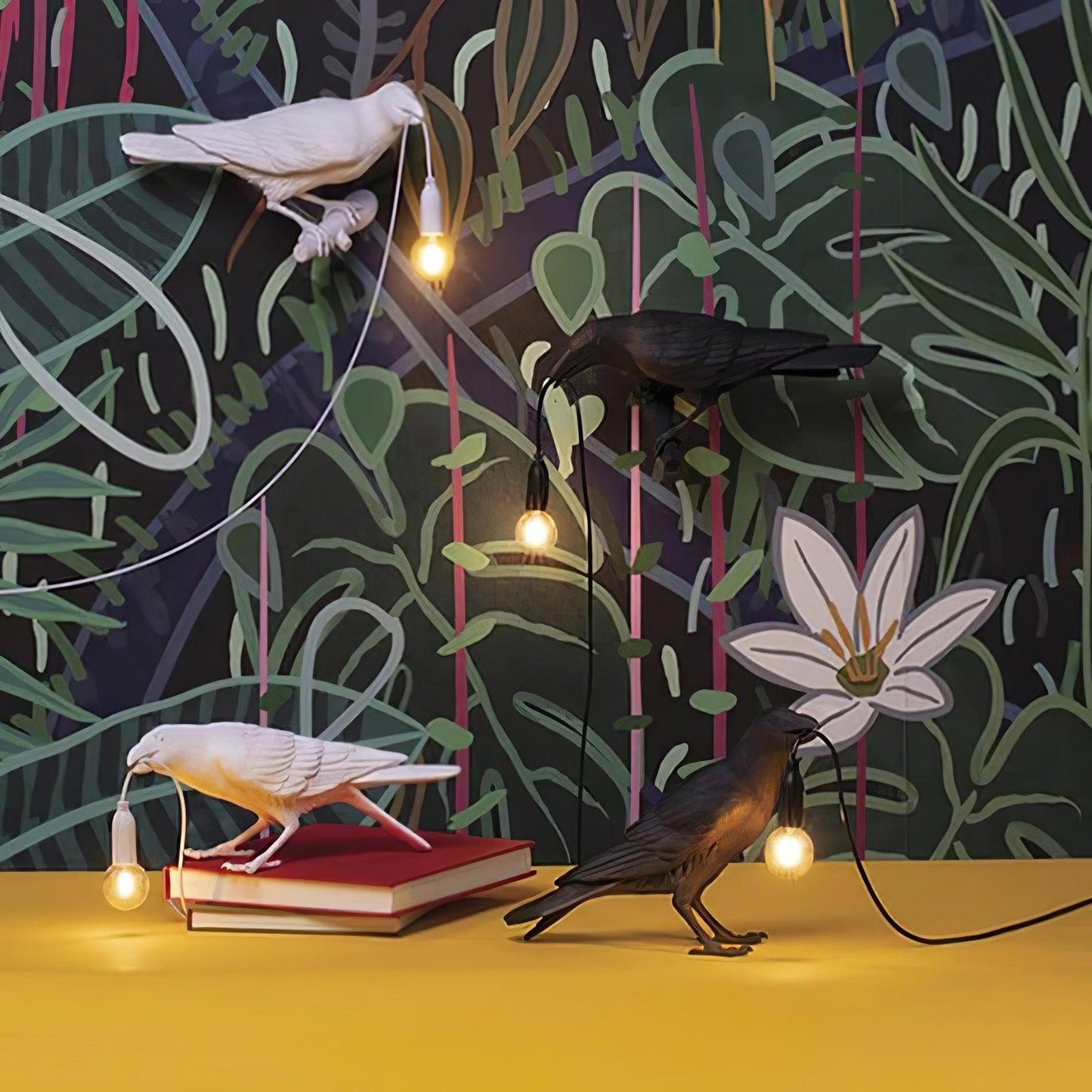 Stolní lampa s havranem držícím žárovku
