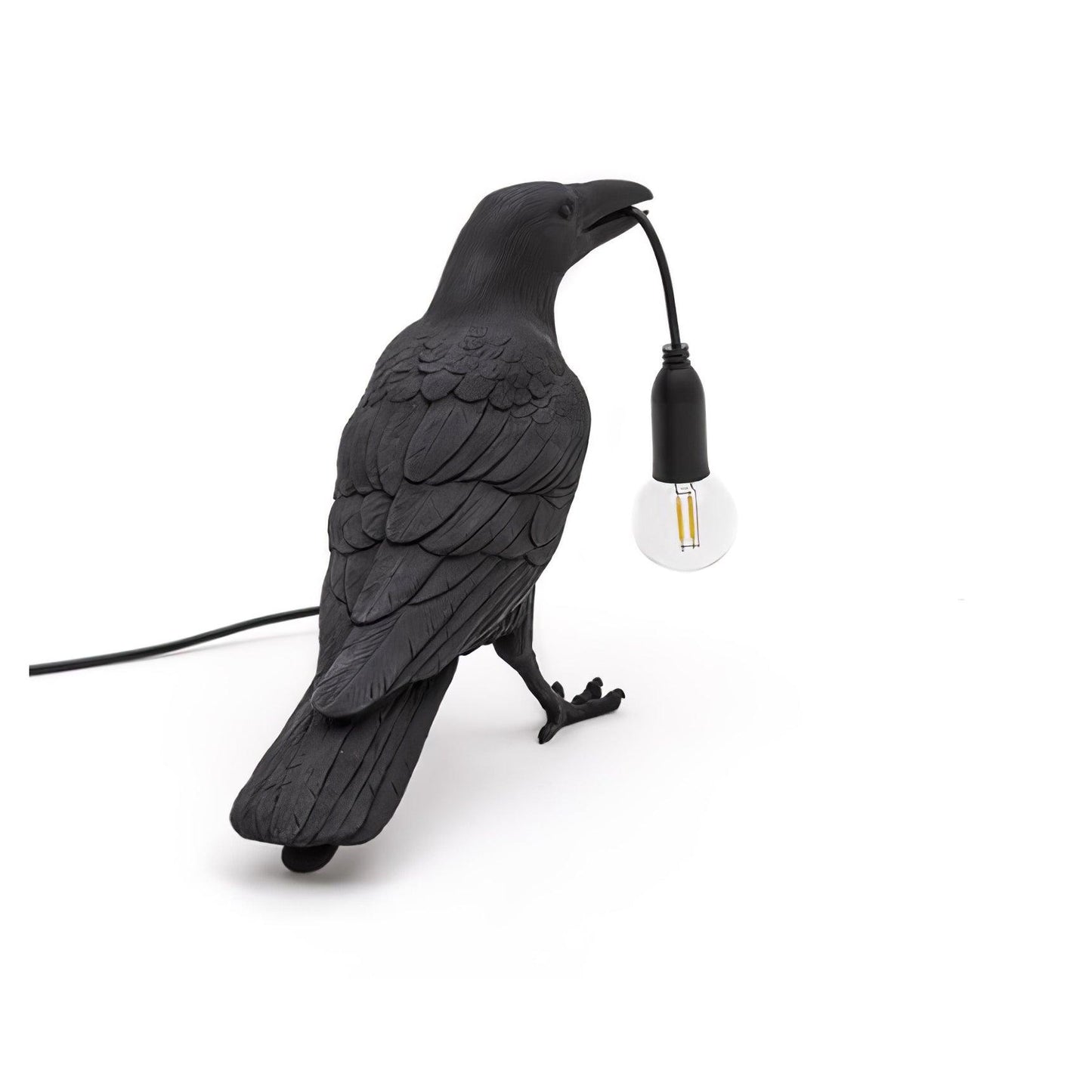 Stolní lampa s havranem držícím žárovku