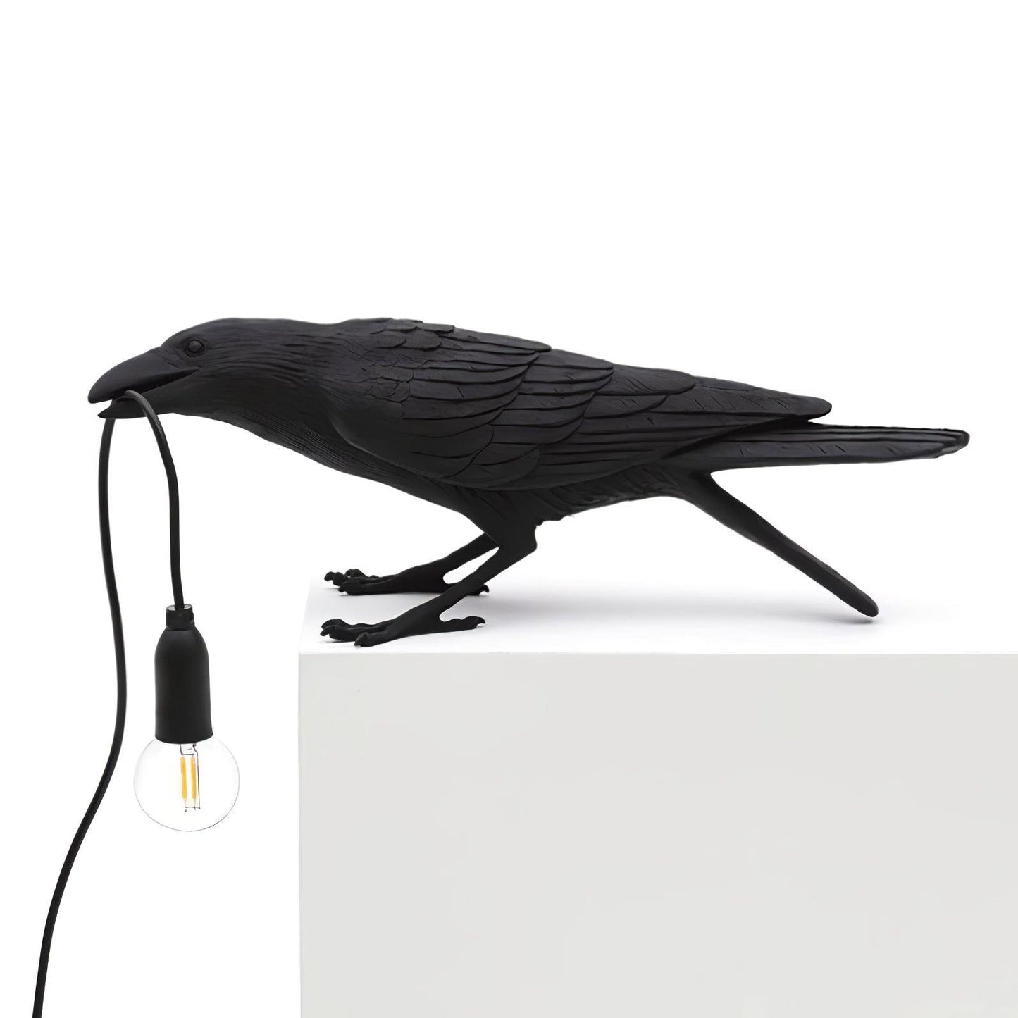 Stolní lampa s havranem držícím žárovku