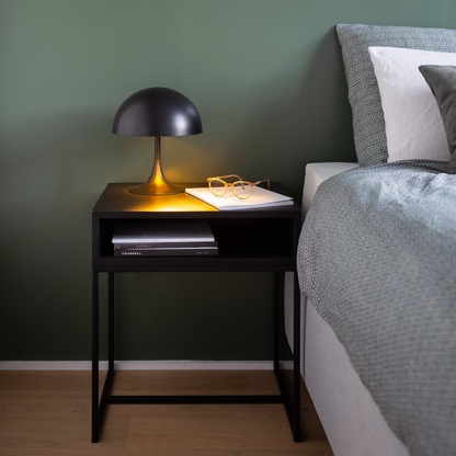 Stolní lampa s kulatým stínidlem v černo-zlatém provedení