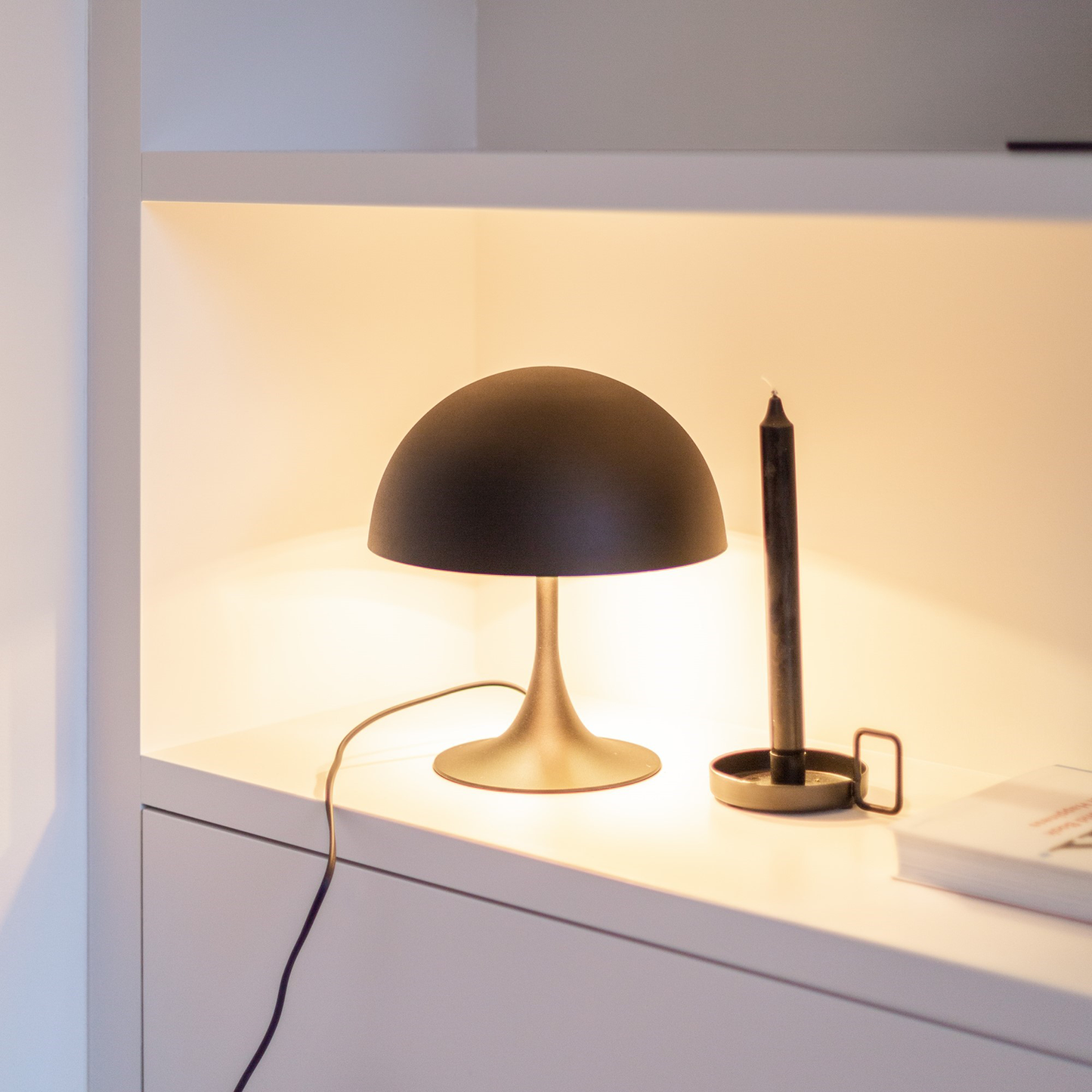 Stolní lampa s kulatým stínidlem v černo-zlatém provedení