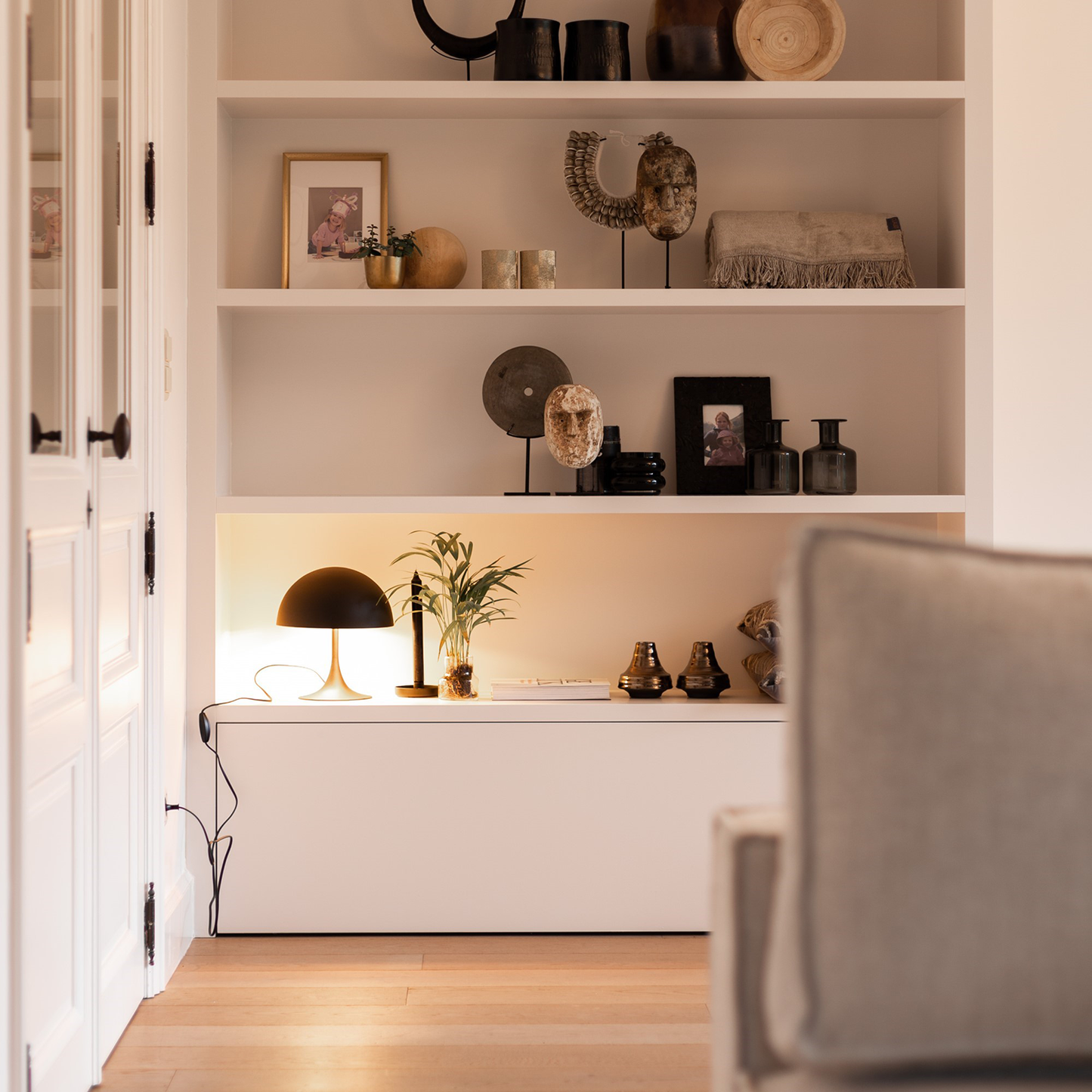 Stolní lampa s kulatým stínidlem v černo-zlatém provedení