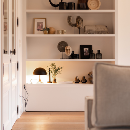 Stolní lampa s kulatým stínidlem v černo-zlatém provedení