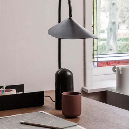Stolní lampa s mramorovou základnou a kuželovitým stínidlem