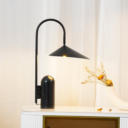 Stolní lampa s mramorovou základnou a kuželovitým stínidlem
