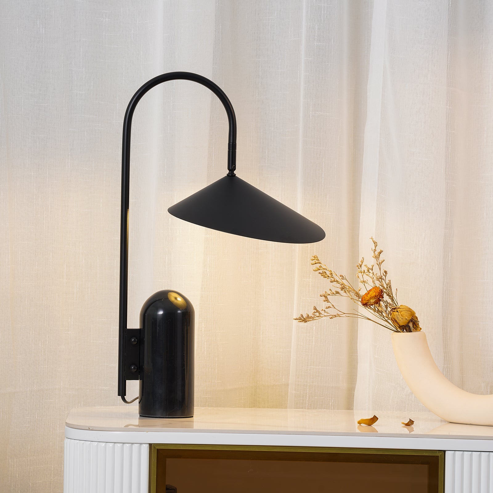 Stolní lampa s mramorovou základnou a kuželovitým stínidlem