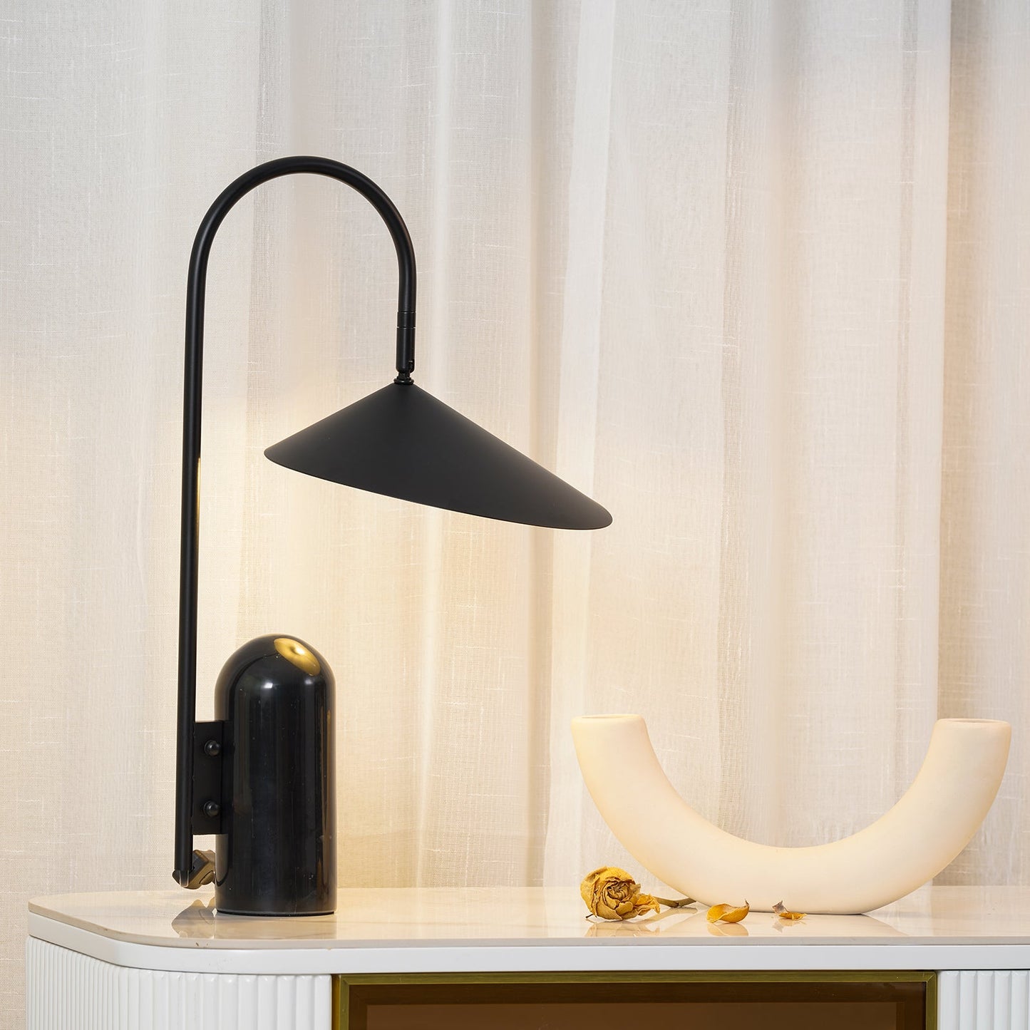 Stolní lampa s mramorovou základnou a kuželovitým stínidlem