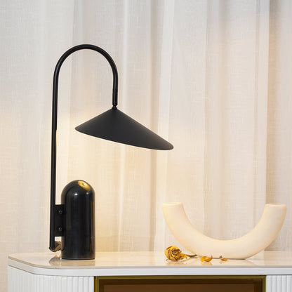 Stolní lampa s mramorovou základnou a kuželovitým stínidlem