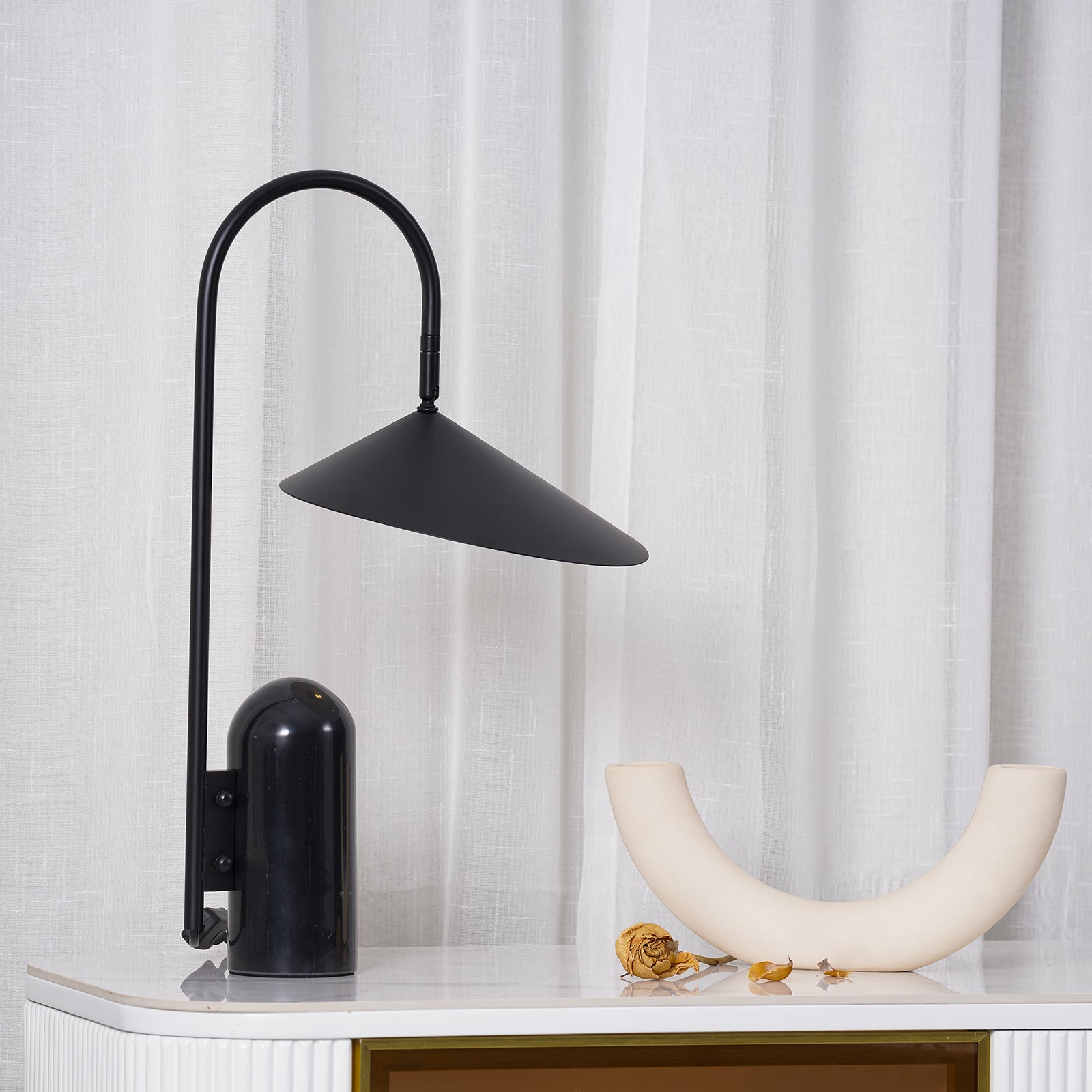 Stolní lampa s mramorovou základnou a kuželovitým stínidlem