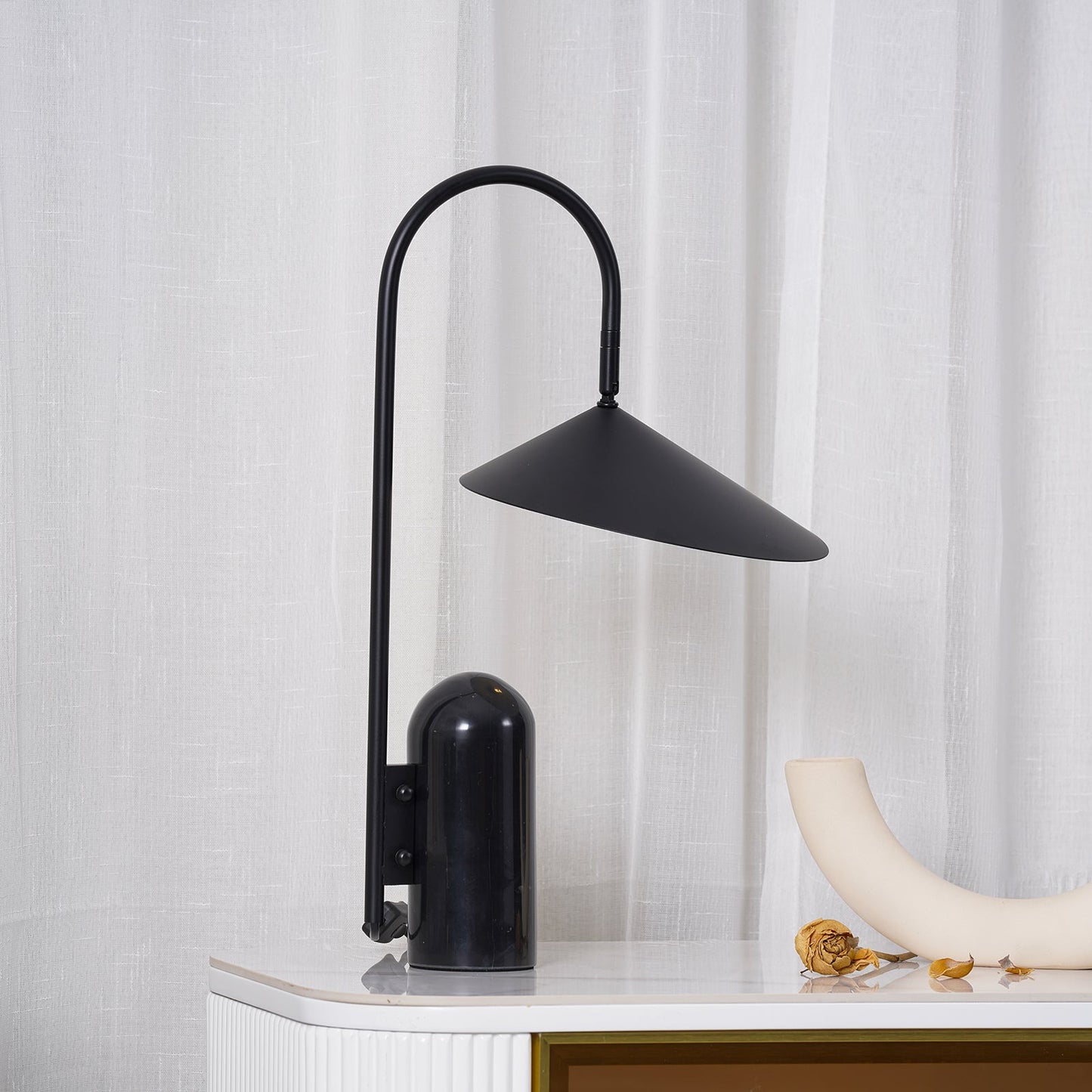Stolní lampa s mramorovou základnou a kuželovitým stínidlem