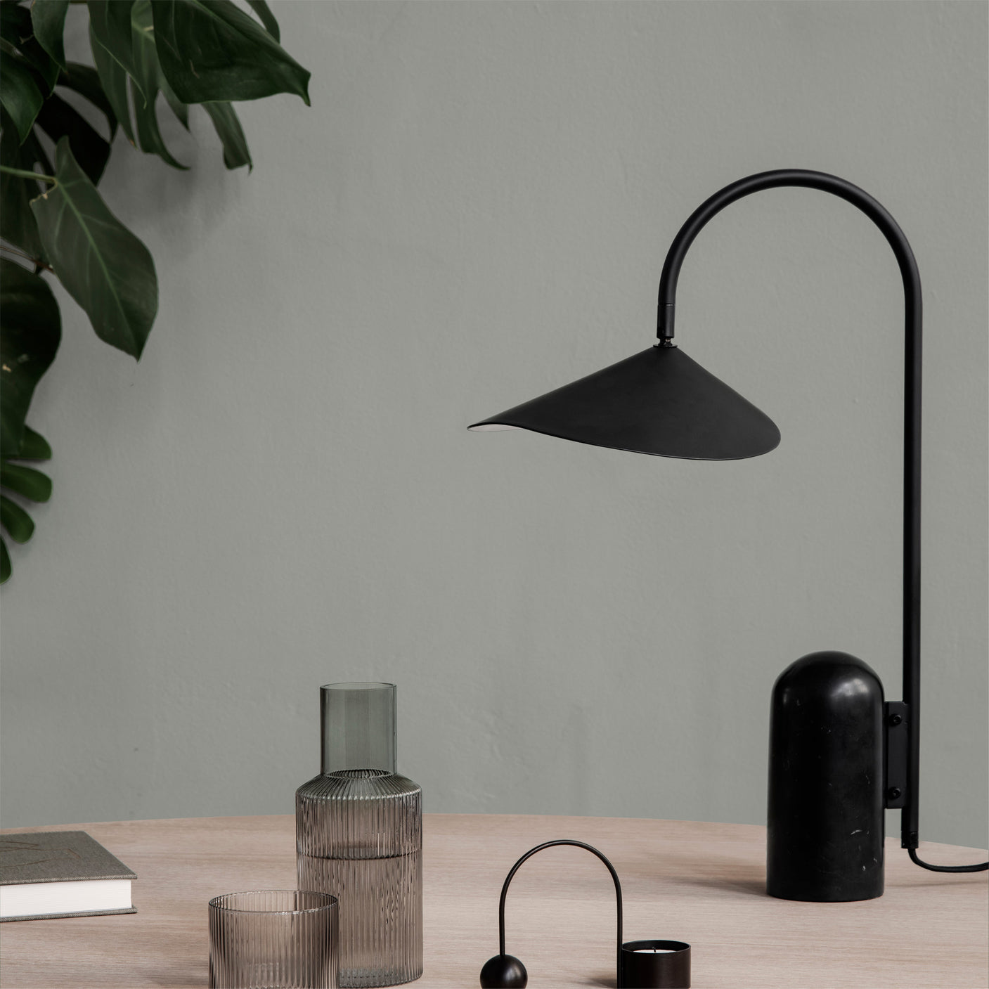 Stolní lampa s mramorovou základnou a kuželovitým stínidlem
