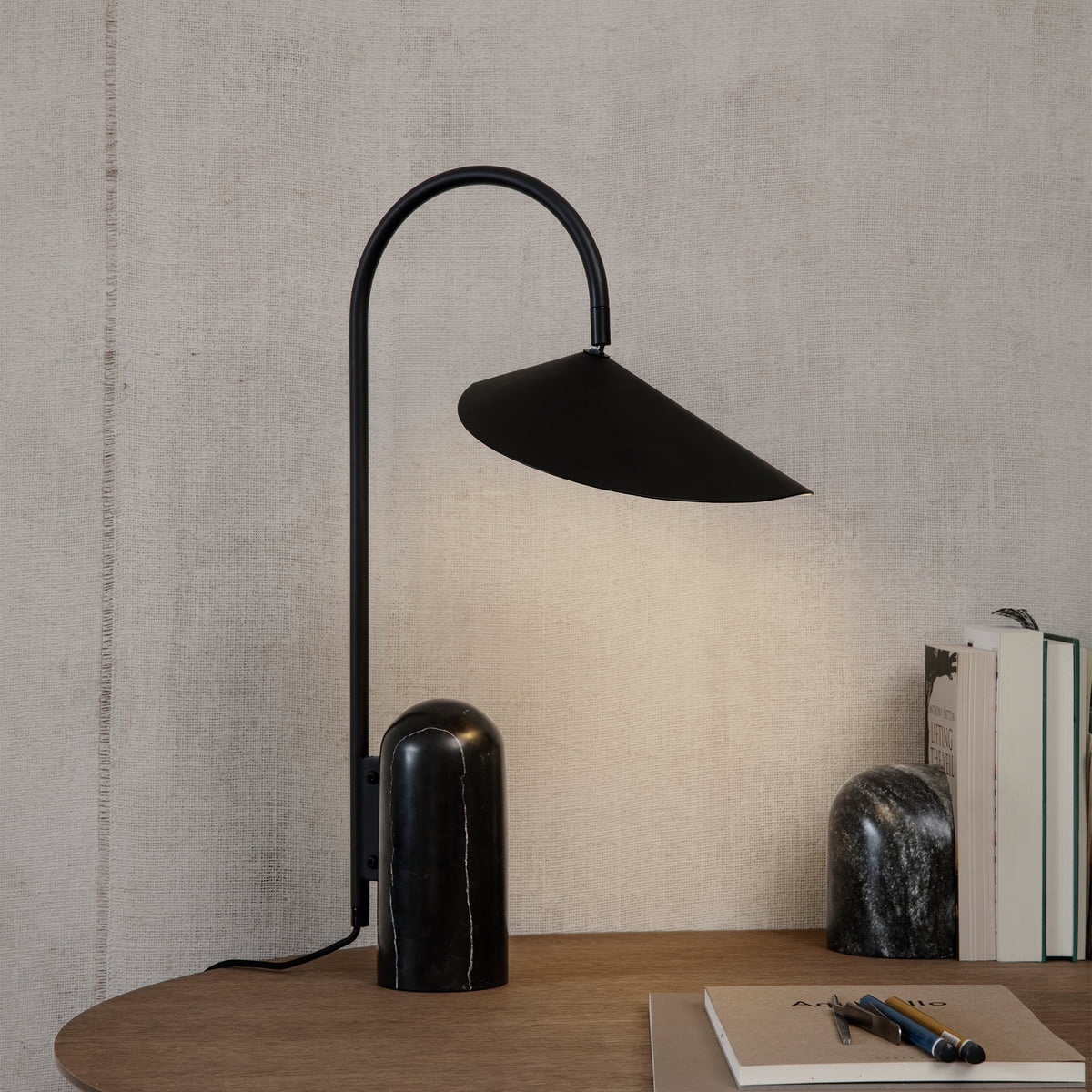 Stolní lampa s mramorovou základnou a kuželovitým stínidlem