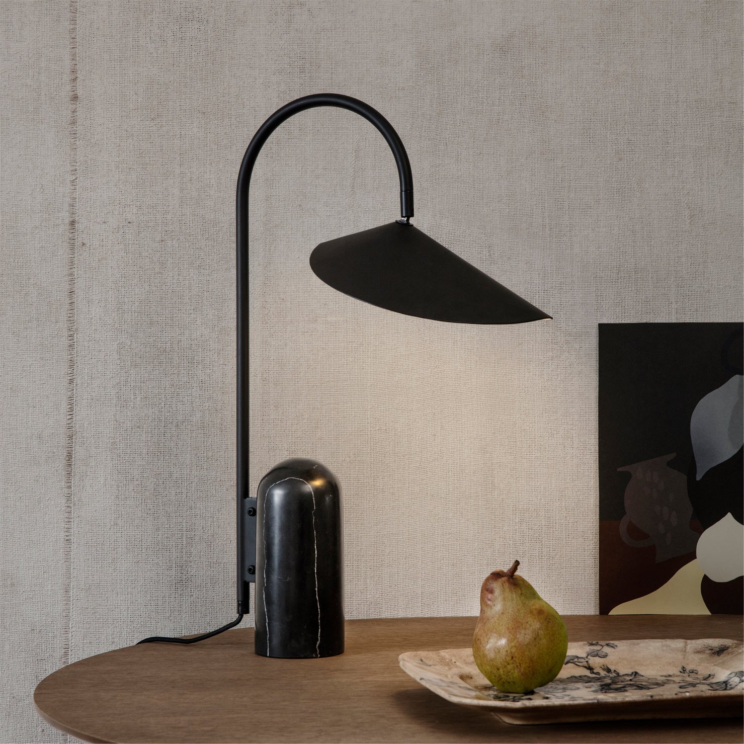 Stolní lampa s mramorovou základnou a kuželovitým stínidlem