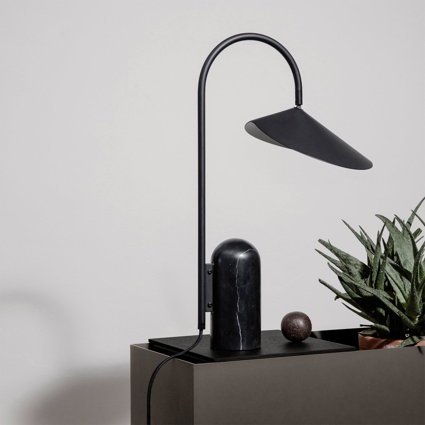 Stolní lampa s mramorovou základnou a kuželovitým stínidlem