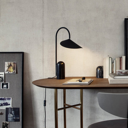 Stolní lampa s mramorovou základnou a kuželovitým stínidlem