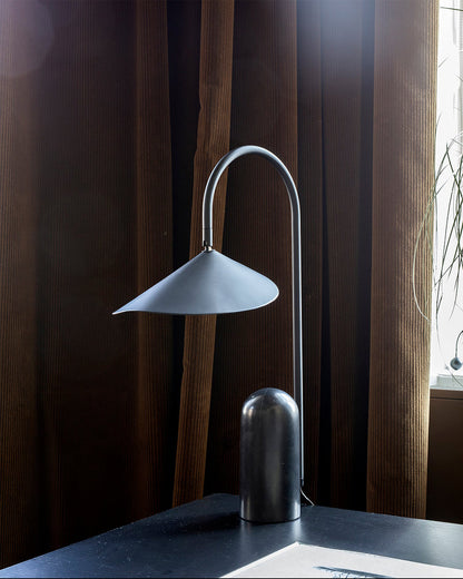 Stolní lampa s mramorovou základnou a kuželovitým stínidlem