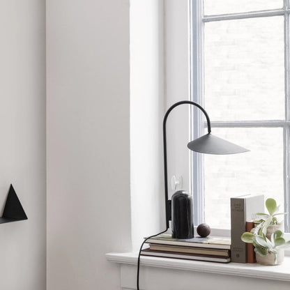 Stolní lampa s mramorovou základnou a kuželovitým stínidlem