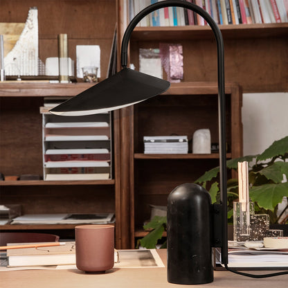 Stolní lampa s mramorovou základnou a kuželovitým stínidlem