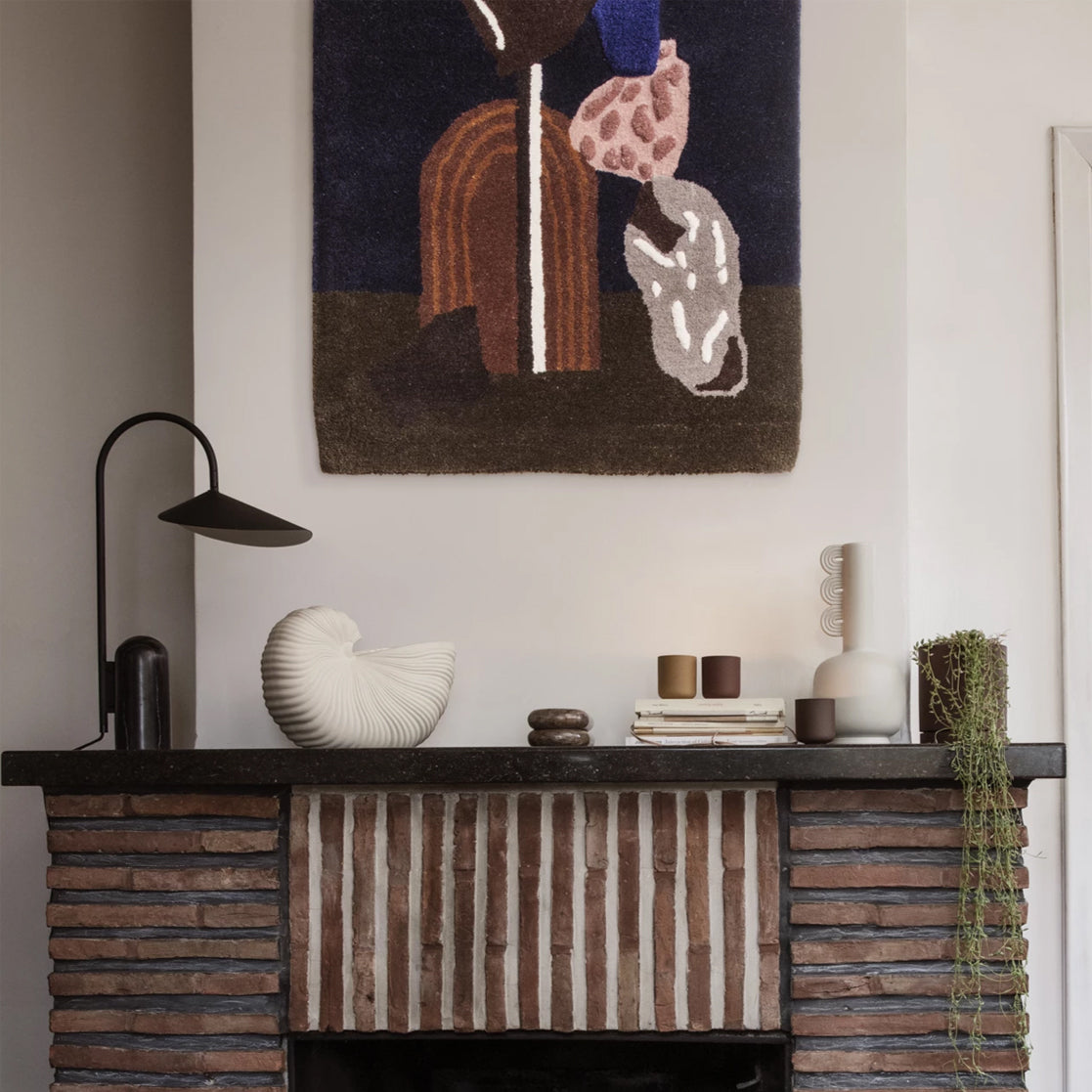 Stolní lampa s mramorovou základnou a kuželovitým stínidlem