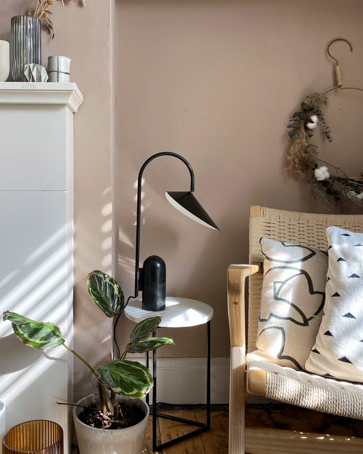 Stolní lampa s mramorovou základnou a kuželovitým stínidlem