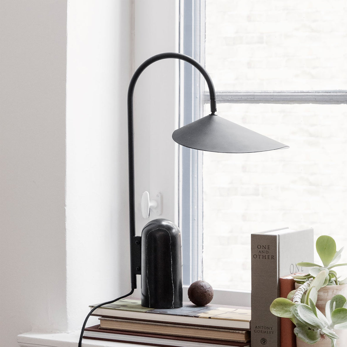 Stolní lampa s mramorovou základnou a kuželovitým stínidlem
