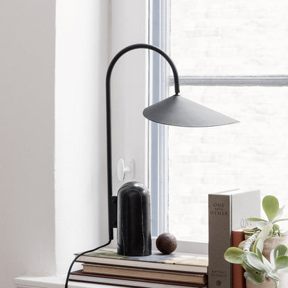 Stolní lampa s mramorovou základnou a kuželovitým stínidlem