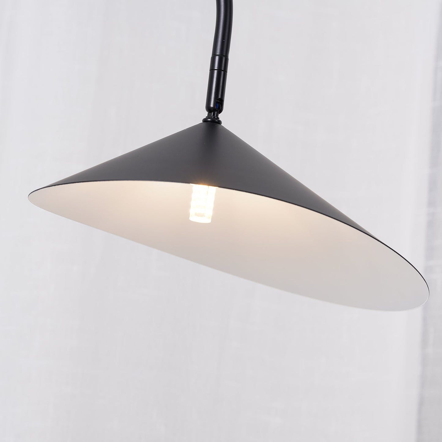 Stolní lampa s mramorovou základnou a kuželovitým stínidlem