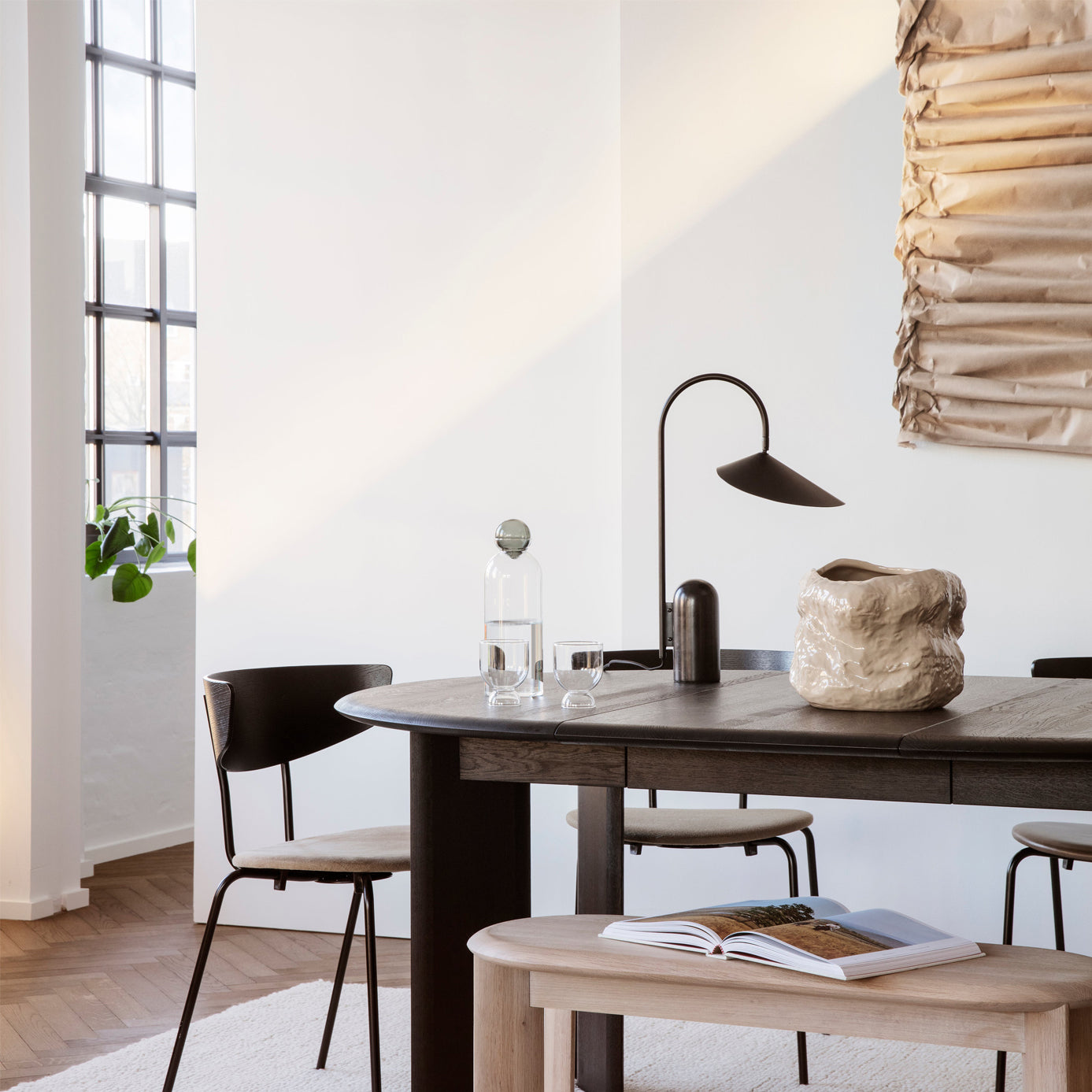 Stolní lampa s mramorovou základnou a kuželovitým stínidlem