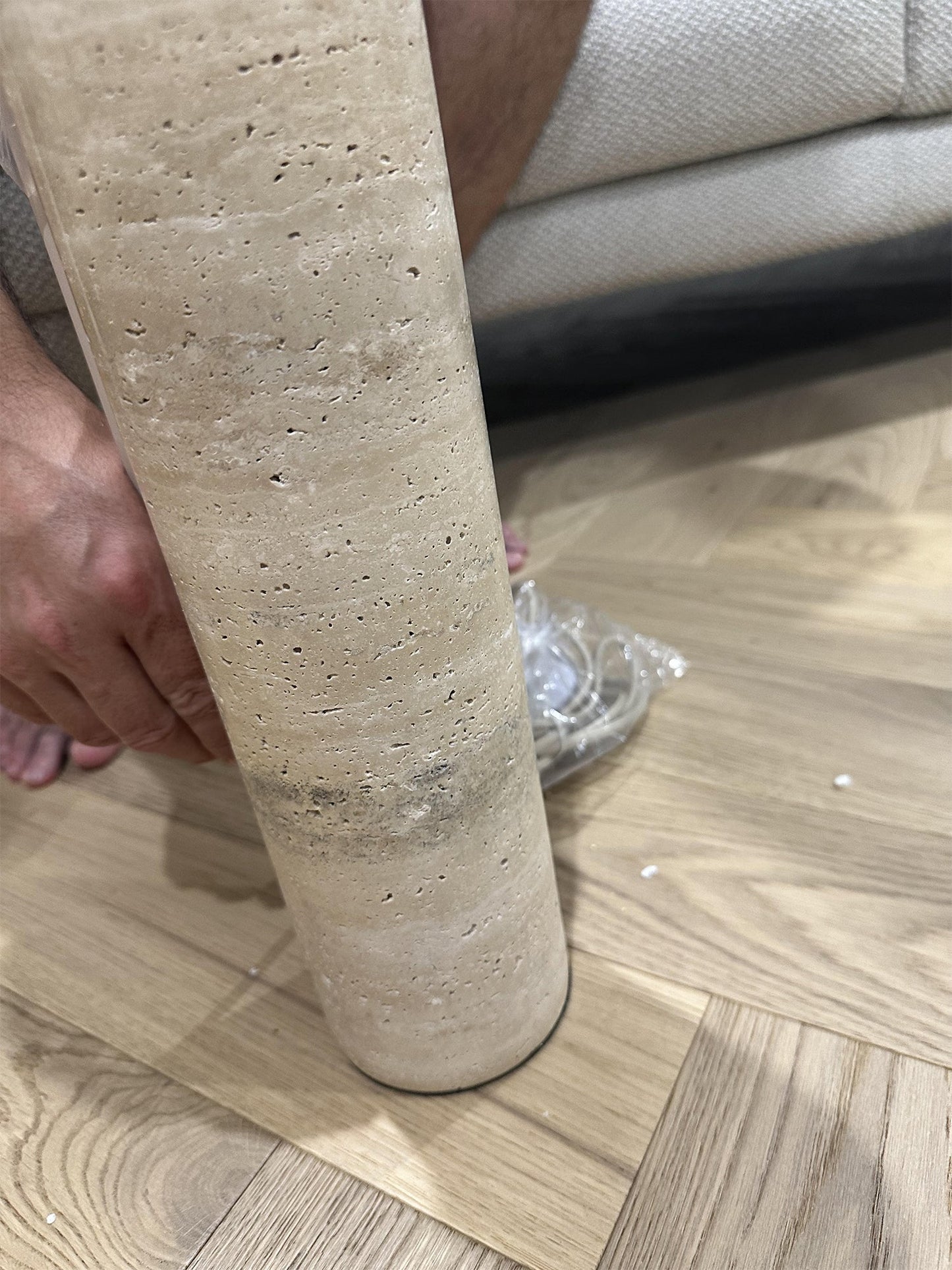 Stolní lampa s mramorovou základnou a kuželovitým stínidlem